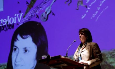 Las transversales redes de la directora del Museo Violeta Parra que apoya a Piñera