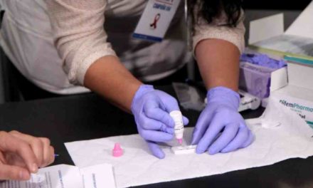 Chile triplica cifra de infectados con VIH y organizaciones exigen test rápido en la salud pública