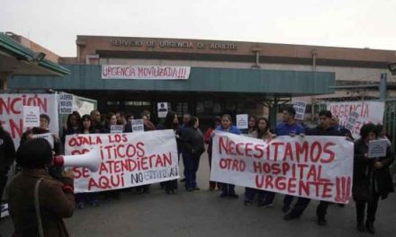 Funcionarios movilizados del hospital San José exigen presencia de Sebastián Piñera