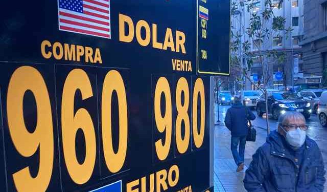 Economista Santiago Rosselot: “El rechazo podría generar más incertidumbre e inestabilidad para la economía del país”