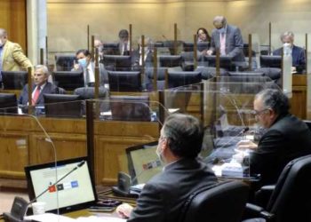 Senadores postergaron para este miércoles la discusión que rebaja de quórum a 4/7