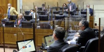 Senadores postergaron para este miércoles la discusión que rebaja de quórum a 4/7