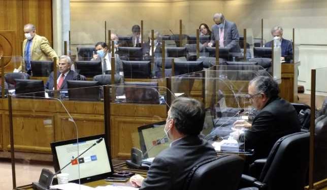 Senadores postergaron para este miércoles la discusión que rebaja de quórum a 4/7