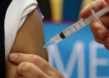 Presidente Colmed Valparaíso por anuncio de quinta dosis contra el Covid: Se hizo de manera “absolutamente etérea”