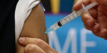 Presidente Colmed Valparaíso por anuncio de quinta dosis contra el Covid: Se hizo de manera “absolutamente etérea”