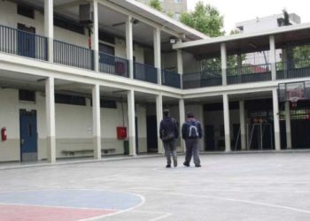 Regreso a los colegios después de vacaciones: Mejora asistencia, pero se mantiene bajo los niveles pre pandemia