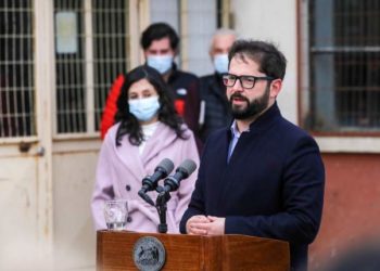 Presidente Gabriel Boric convocó a todos los partidos a una reunión en La Moneda