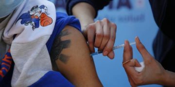 Arranca vacunación anual contra el Covid-19: Calendario inicia con inoculación a personal de salud y personas inmunocomprometidas