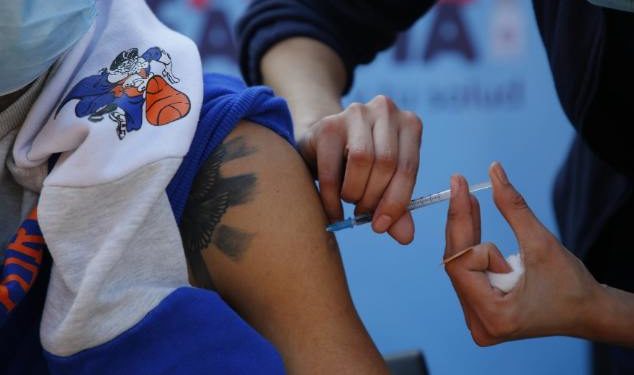 Arranca vacunación anual contra el Covid-19: Calendario inicia con inoculación a personal de salud y personas inmunocomprometidas