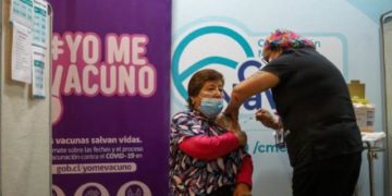 En Cerro Navia Ministerio de Salud inició proceso de vacunación bivalente contra el COVID 19