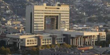 Fuerzas políticas confirman trabajo “en base a un documento” mientras que grupo de parlamentarios se desmarca y crea mesa paralela