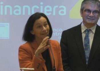 Hacienda y Banco Central destacan necesidad de acercar conocimientos financieros a los hogares chilenos