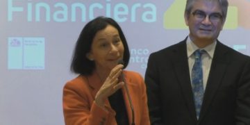 Hacienda y Banco Central destacan necesidad de acercar conocimientos financieros a los hogares chilenos