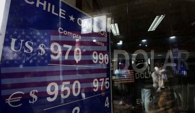 Expertos proyectan baja inflación para los próximos meses en jornada marcada por la caída del dólar