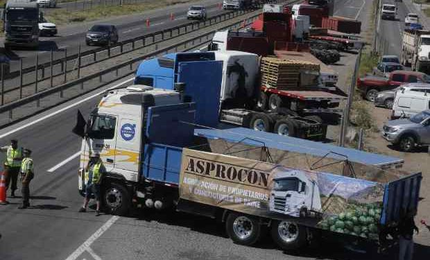 Fuerza del Norte mantiene paro de camioneros, pese a principio de acuerdo entre el gobierno y gremios del transporte