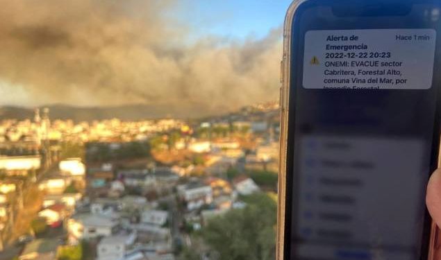 Incendio forestal de Viña del Mar ha consumido al menos diez viviendas