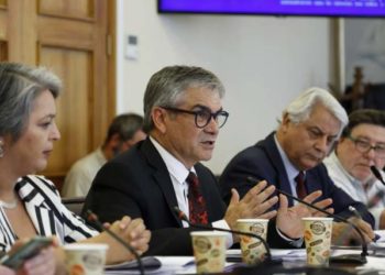 Ministro de Hacienda advierte sobre posibles efectos de desplomes bancarios