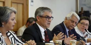 Ministro de Hacienda advierte sobre posibles efectos de desplomes bancarios