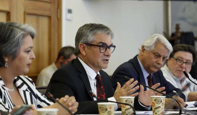 Ministro de Hacienda advierte sobre posibles efectos de desplomes bancarios