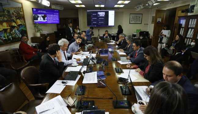 Comisión del Trabajo no votó proyecto de aumento del salario mínimo por críticas de la oposición