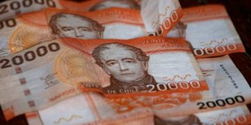 Atraso salarial y derechos sociales mercantilizados: especialistas explican sus razones en contra de ampliar impuesto a la renta