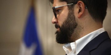 Presidente Boric llega a Bruselas para participar en la cumbre CELAC-UE