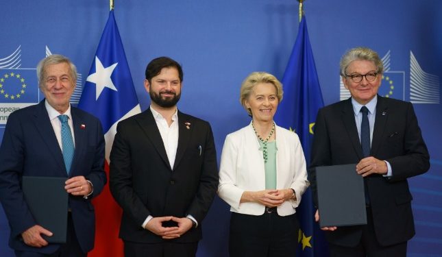 La Unión Europea y Chile firman acuerdo por la obtención del litio y cobre a cambio de inversiones en la economía