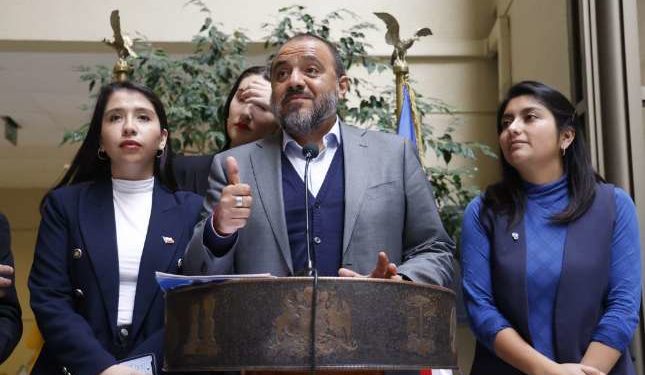 Acusación contra el ministro Ávila: oficialismo desmiente cifras entregadas por exdirector de Junaeb ad portas de su votacion en sala