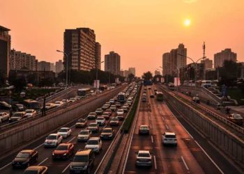 Físicos U. de Chile buscan optimizar el tránsito vehicular mediante simulaciones e inteligencia artificial