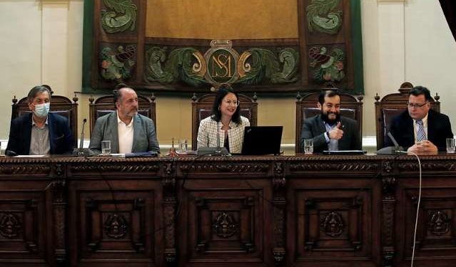 Concejo municipal aprueba cambio de nombres en calles de Santiago: “Es una votación histórica” señaló la alcaldesa Irací Hassler
