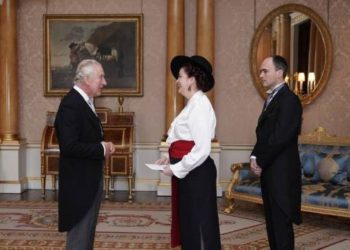 Continuidad de embajadora en Londres “está en evaluación”: La citaron a Cancillería