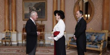 Continuidad de embajadora en Londres “está en evaluación”: La citaron a Cancillería