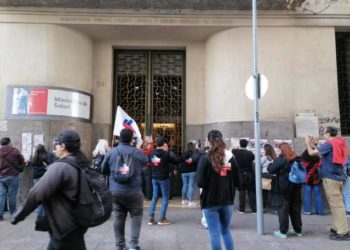 Por bono de incentivo al retiro: Funcionarios de la salud municipal ocuparon dependencias del Minsal