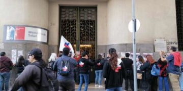 Por bono de incentivo al retiro: Funcionarios de la salud municipal ocuparon dependencias del Minsal