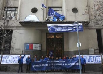 Crece presión sobre el Minsal por despido de funcionarios: Organizaciones gremiales y parlamentarios piden que se revierta la decisión
