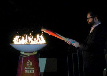 Presidente Boric recibió la antorcha de los Juegos Panamericanos Santiago 2023