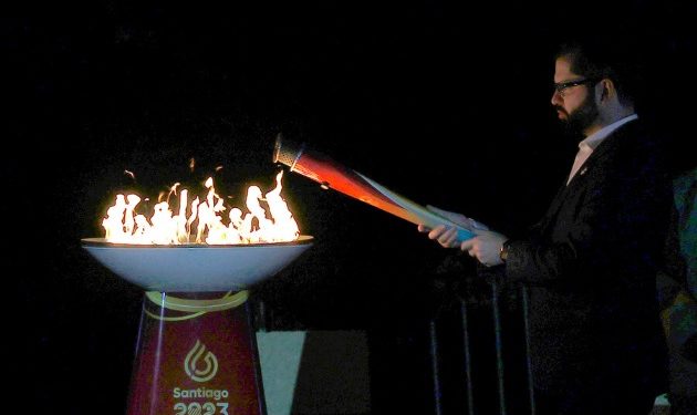 Presidente Boric recibió la antorcha de los Juegos Panamericanos Santiago 2023