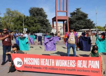 Tres de cada cuatro trabajadores de salud y cuidados de América Latina y el Caribe se sienten traicionados tras las promesas a los “héroes” de la pandemia