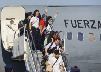 Carolina Tohá al recibir a chilenos que regresaron desde Medio Oriente: “Valorar la paz que tenemos y a cuidarla”