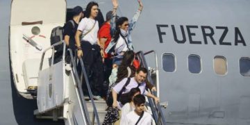 Carolina Tohá al recibir a chilenos que regresaron desde Medio Oriente: “Valorar la paz que tenemos y a cuidarla”