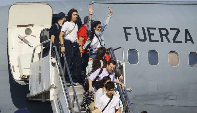 Carolina Tohá al recibir a chilenos que regresaron desde Medio Oriente: “Valorar la paz que tenemos y a cuidarla”