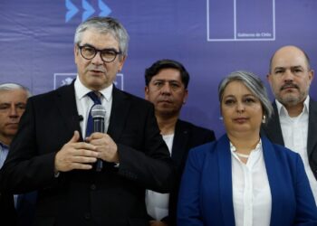 Gobierno anuncia acuerdo por reajuste del sector público: Incluye 4,3% de reajuste y bonificaciones