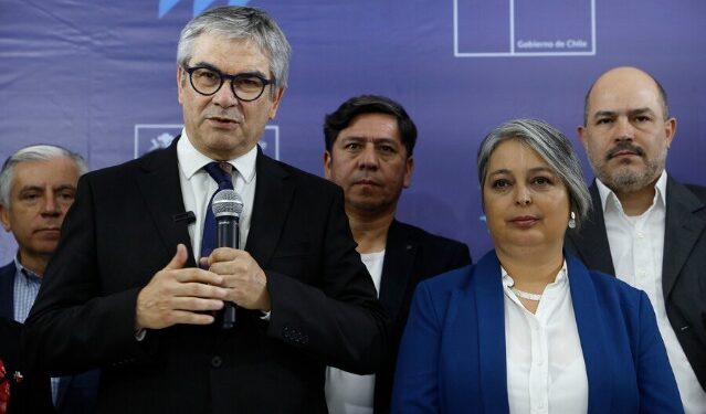 Gobierno anuncia acuerdo por reajuste del sector público: Incluye 4,3% de reajuste y bonificaciones
