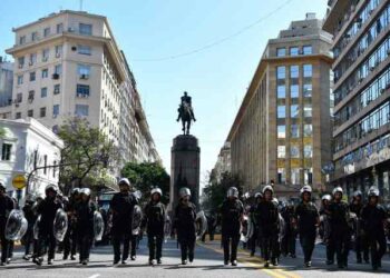 Contra las medidas de Milei: miles de argentinos protestaron en la Plaza de Mayo