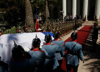 Féretro de Piñera llega al ex-Congreso: ciudadanos y figuras políticas inician despedida del expresidente