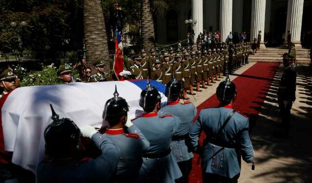 Féretro de Piñera llega al ex-Congreso: ciudadanos y figuras políticas inician despedida del expresidente