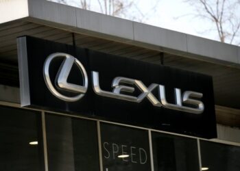 Corte Suprema deja sin efecto compra de automóviles Lexus