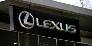 Corte Suprema deja sin efecto compra de automóviles Lexus