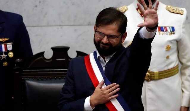 Lo concretado y las deudas pendientes: Mundo político y expertos sopesan los dos años de Boric en La Moneda