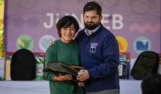 “Para que vuelva la normalidad”: Presidente Boric encabeza entrega de útiles escolares a alumnos de Viña del Mar afectados por incendios